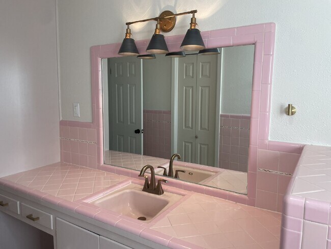 Building Photo - Two bedroom 1 bath next to campus!