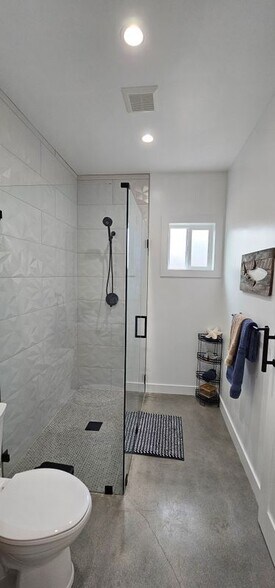 Building Photo - 653 Avenue C