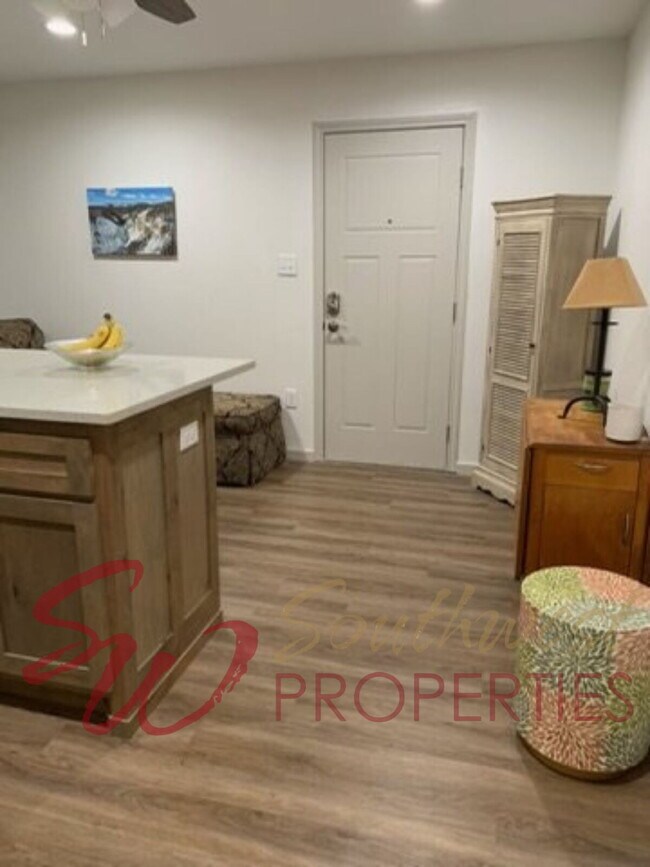 Building Photo - Absolutely gorgeous 1 bedroom 1 bath bouti...