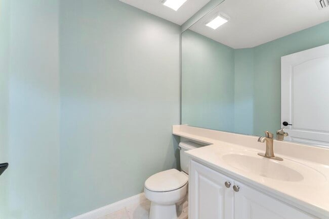 Building Photo - 180 Freeport Dr