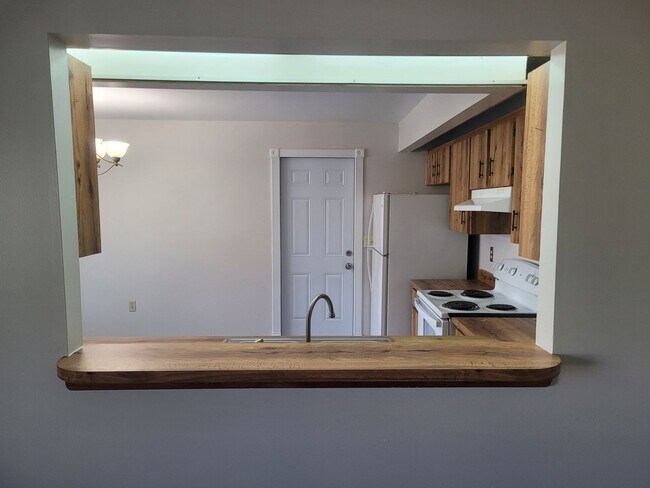 Building Photo - FOR RENT!! CUTE AND COZY 2 BED 1.5 BATH WITH GARAGE (MOVE IN SPECIAL)...