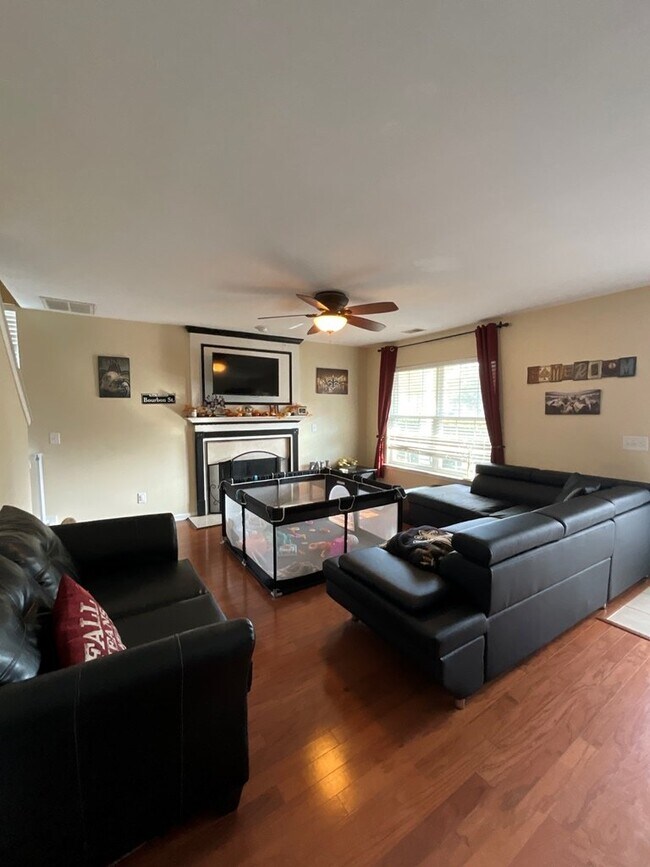 Building Photo - Convenient to Savannah and the new Hyundai Plant