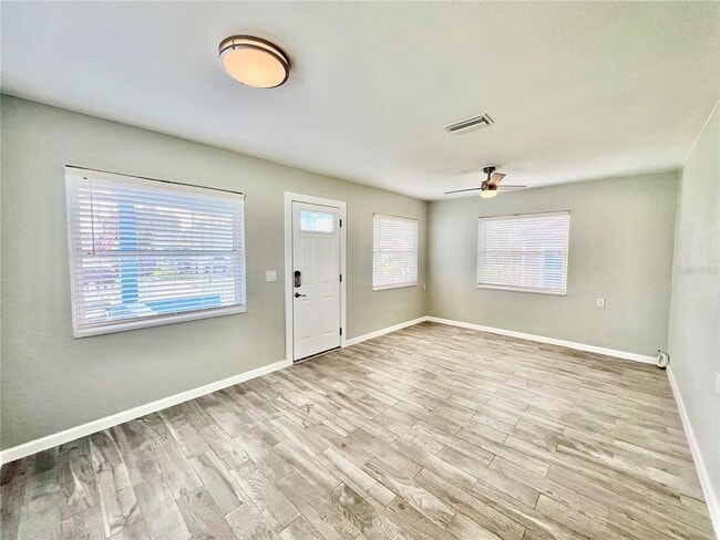 Building Photo - 107 W Minnehaha St