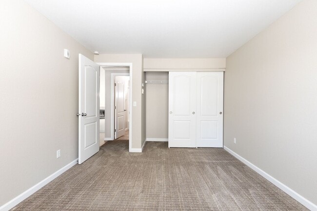 Building Photo - Upgraded Top Level 2 Bedroom Condo