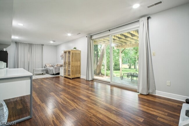 Building Photo - 195 Chaucer Dr