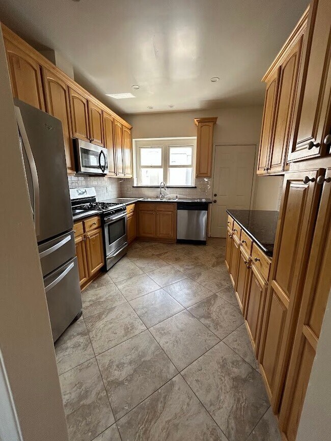 Building Photo - 1062 Masselin Ave