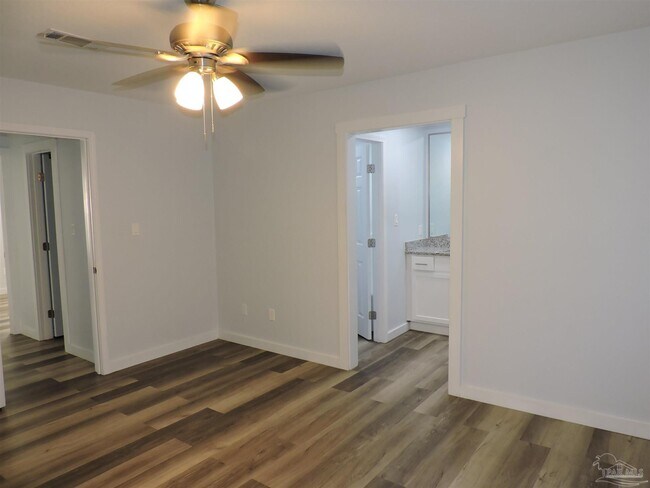 Building Photo - 526 Briarwood Dr