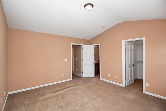 Building Photo - End Unit 3BD/2.5BA Townhome in Mill Creek!