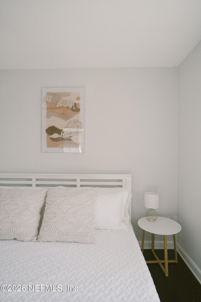 Building Photo - 212 Oak St