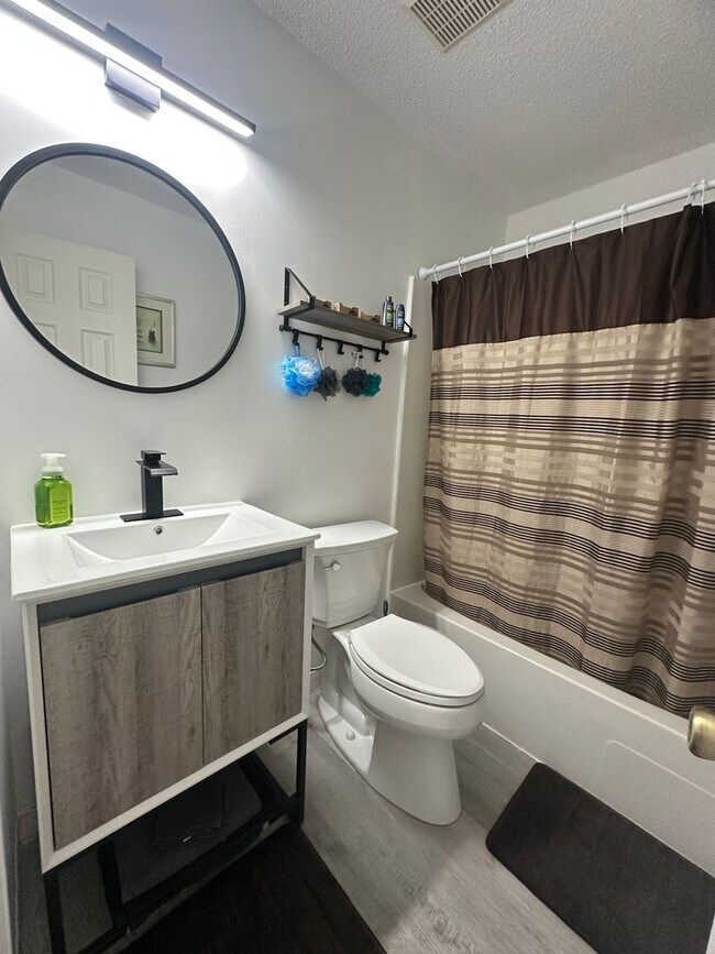 Building Photo - Foxhill Commons Subdivision!  Fully Furnis...