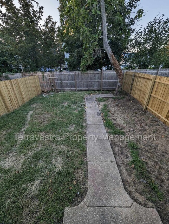 Building Photo - 2 Bedroom with fenced in yard!