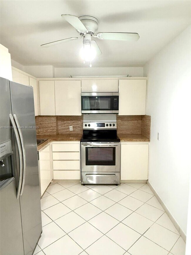 Building Photo - 100 Bayview Dr