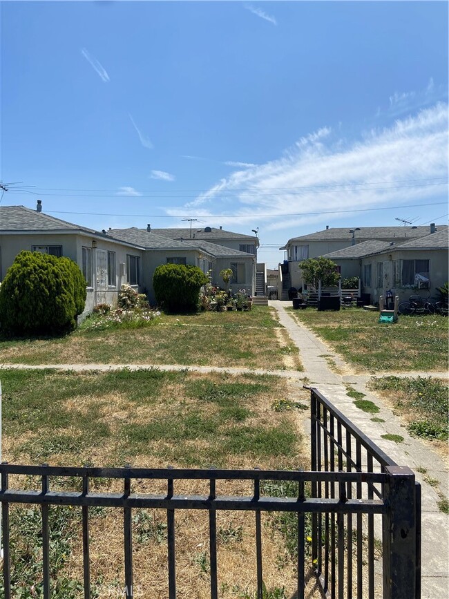 Building Photo - 11140 1/2 South Mariposa Ave-