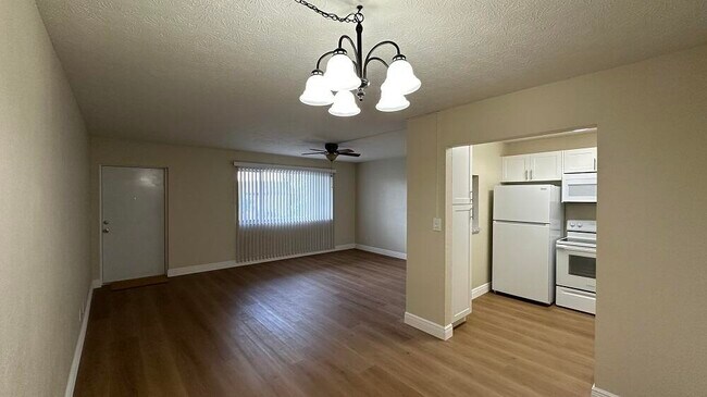 Building Photo - 700 Village Green Ct