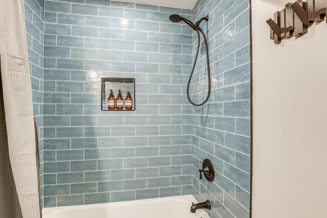 Building Photo - 6604 Oak St