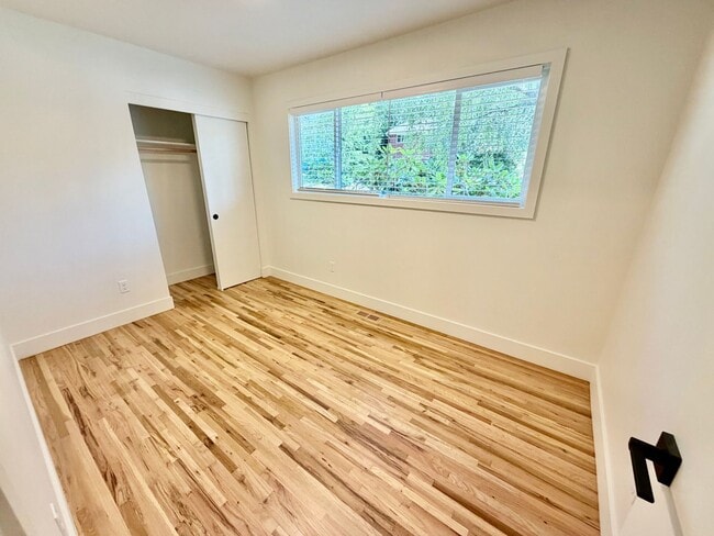 Building Photo - Freshly Remodeled 5bd/2.5bath Home w/ Daylight Basement in Heart of Multnomah Village
