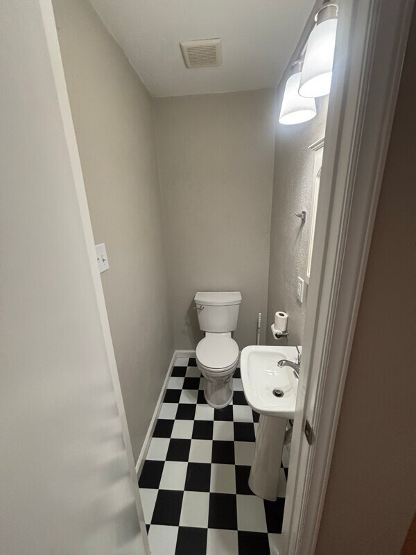 Building Photo - Room in Duplex on Middle St