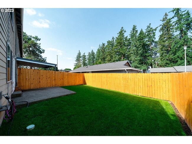 Building Photo - Stunning townhouse in Canby- 3 bed / 2.5 b...