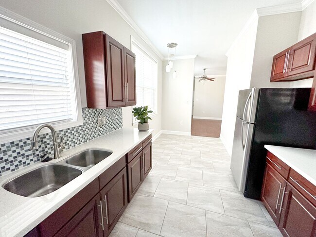 Building Photo - Uptown Rental: 2BR Duplex with Parking & Yard