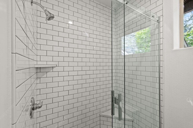 Building Photo - Eagle Crest Townhome Steps to Lakeside Cen...