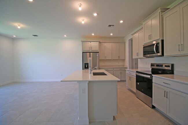 Building Photo - 14050 SW Thorens Dr