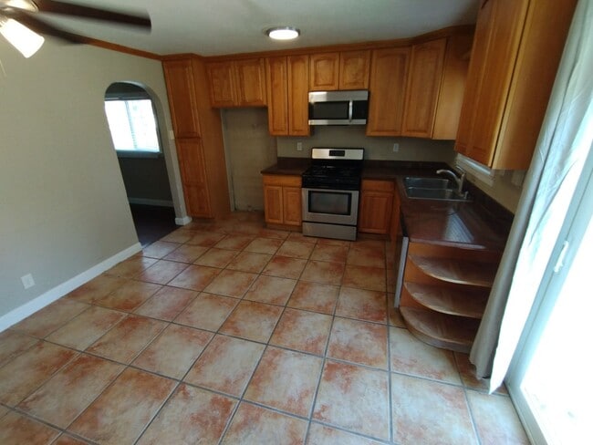 Building Photo - 404 Camellia Way