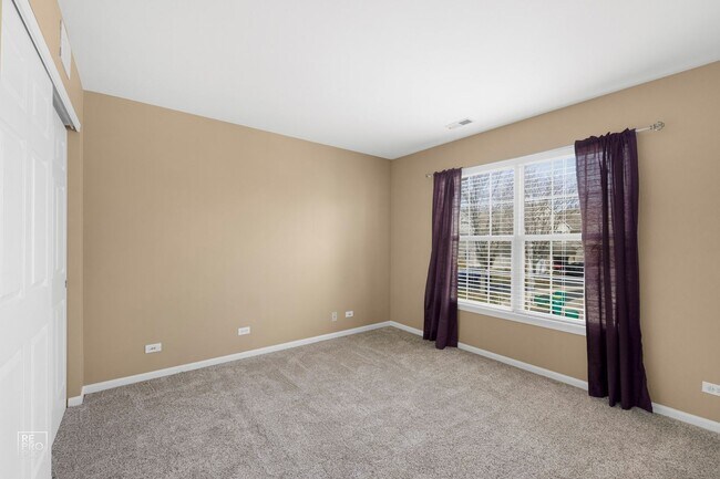 Building Photo - Gorgeous and Updated Large 2 Bedroom / 1.5 Bath Townhome in Grayslake!