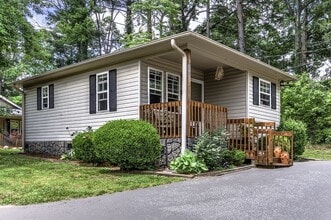Building Photo - Cottage Close to Downtown Black Mountain