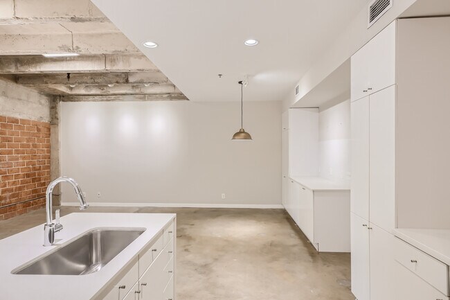 Building Photo - 1115 S Alamo St