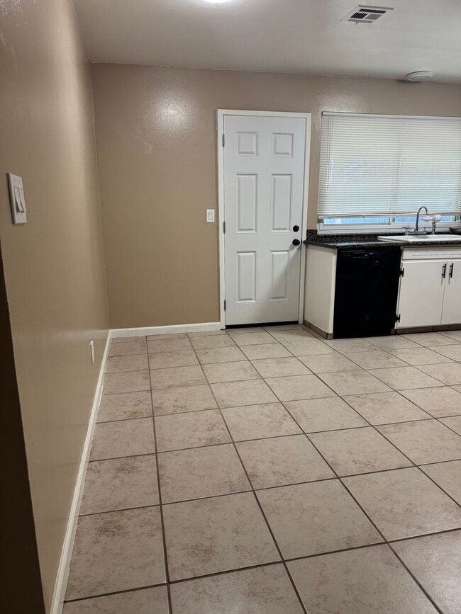 Building Photo - Great home in an established neighborhood