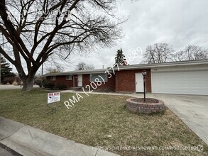 Building Photo - Beautifully renovated 3-bedroom, 2.5-bath ...