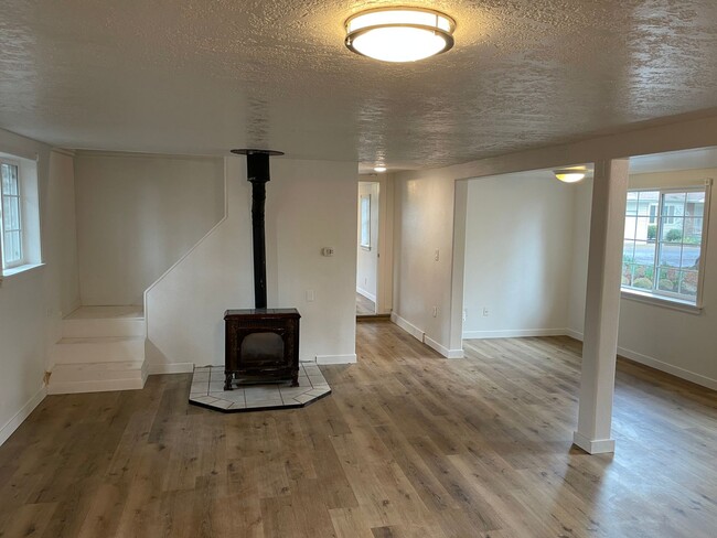 Building Photo - 2 Bed / 1 Bath House in Quiet West Salem H...