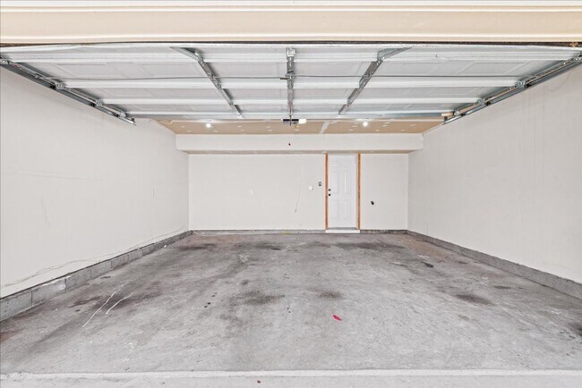 Building Photo - Modern Comfort Meets Convenience, Close to...