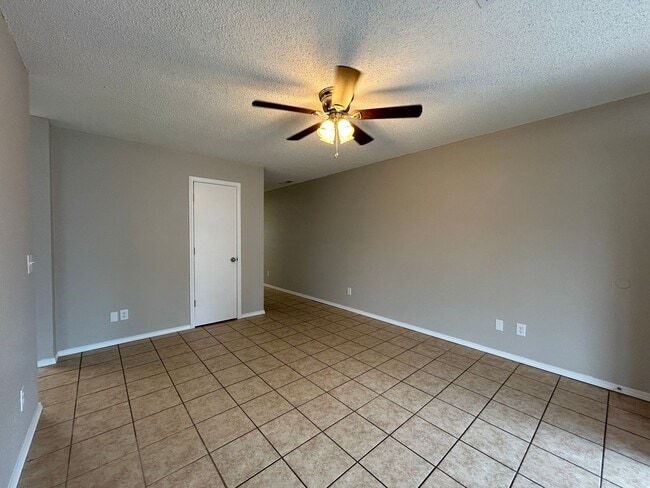 Building Photo - Minutes from Downtown Rogers – 2 Bed Apart...