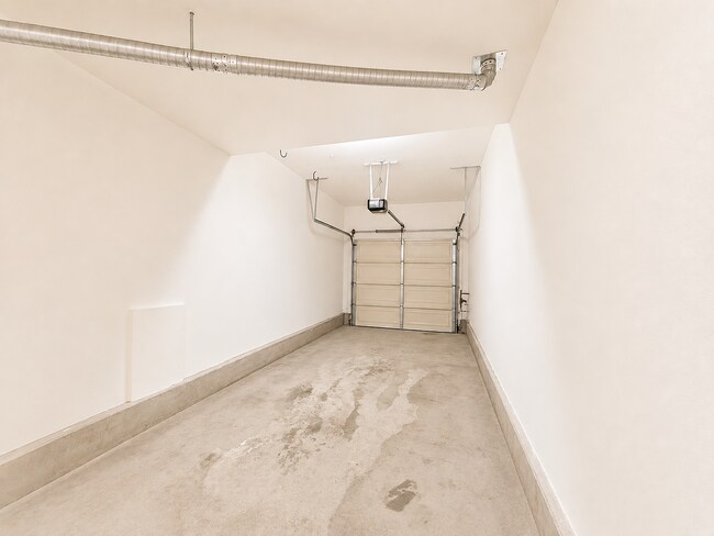 Building Photo - 3 Bedroom condo in Lake Elsinore