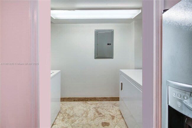 Building Photo - 6917 Collins Ave