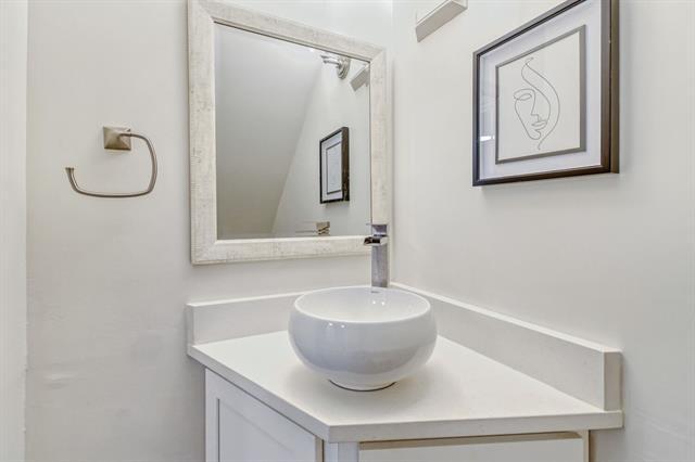 Building Photo - 8750 Park Ln