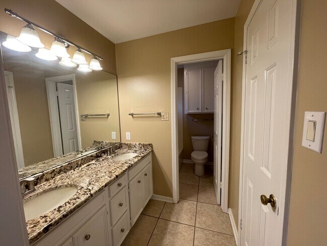 Building Photo - Stockwell Area! A Must See Today!