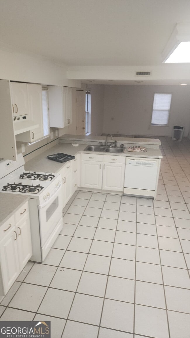 Building Photo - 1383 Lilburn Stone Mountain Rd