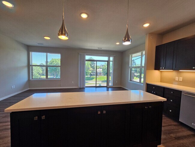 Building Photo - Gorgeous and Bright 2 Bed 2 Bath Large 3rd...