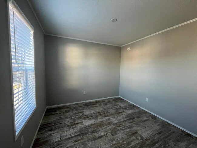 Building Photo - 3 Eland Dr