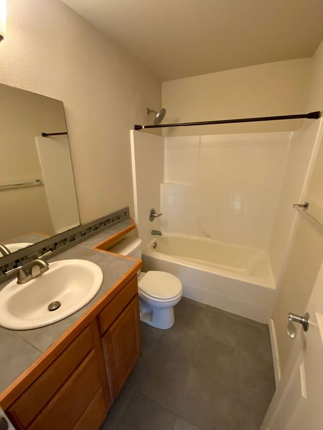 Building Photo - MARCH FREE Puyallup 3bdr 2bath condo w/ co...