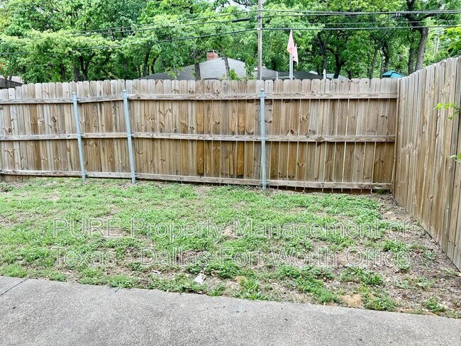 Building Photo - 2415 Oak Manor