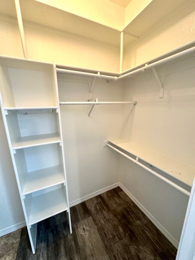 Building Photo - Gorgeous 2 bedroom / 2 bath condo in The E...