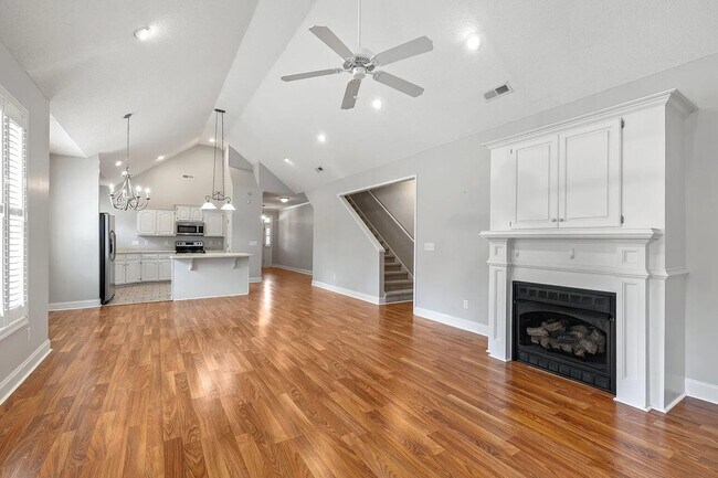 Building Photo - 3225 Mayflower Ln