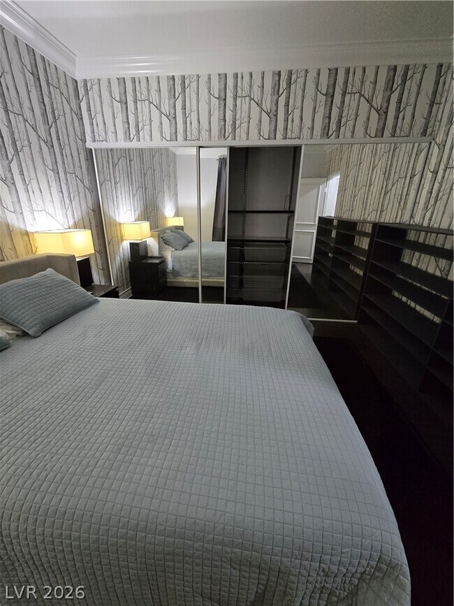 Building Photo - 220 E Flamingo Rd