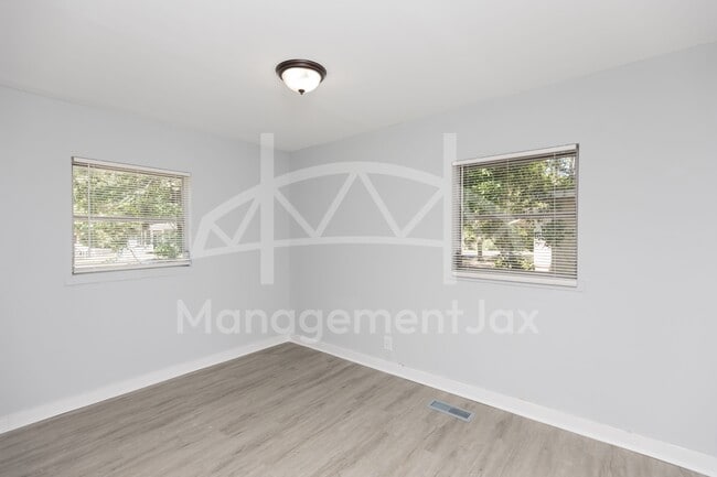 Building Photo - 1922 Maclean Rd