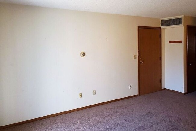 Building Photo - $900 | 1 Bedroom, 1 Bathroom Condo | Cat Friendly* | Available for Immediate Move In!