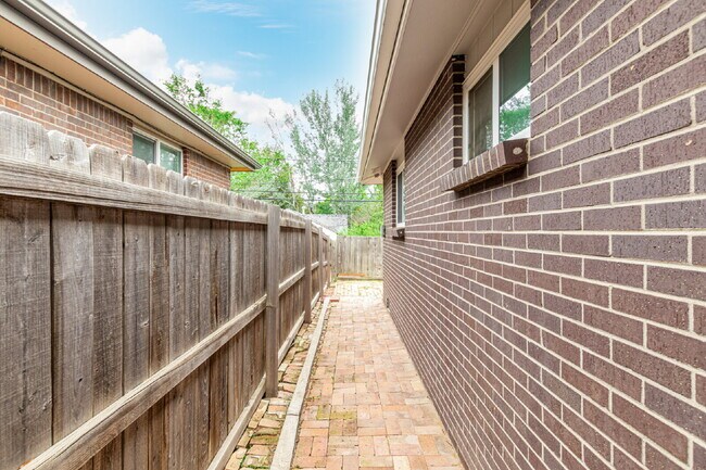 Building Photo - Lovely Two Bed one bath in Arvada for rent