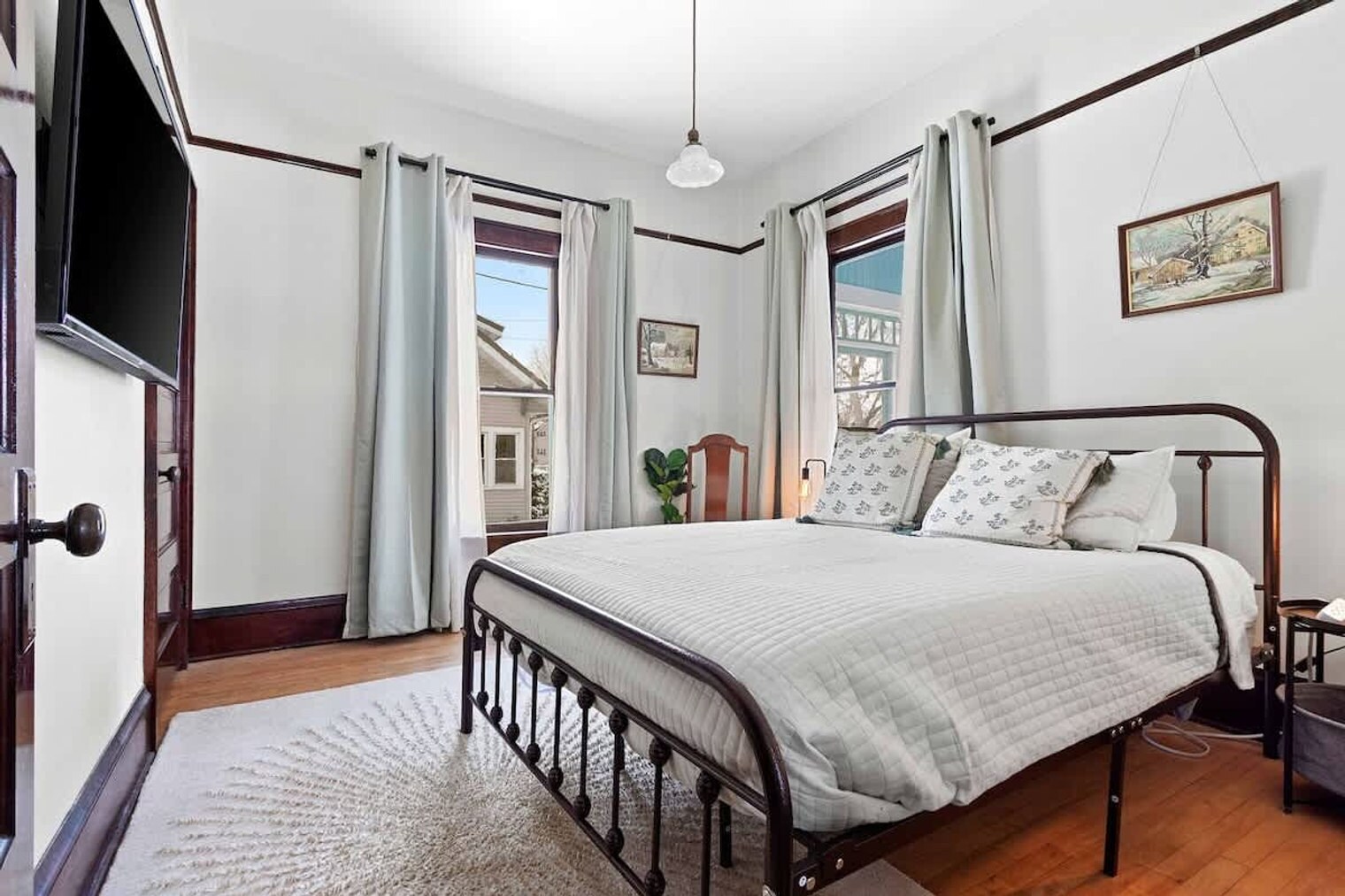 Building Photo - 100 W 1st St